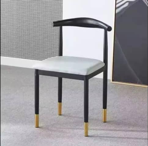 Chaise élégante et moderne idéale pour école privée