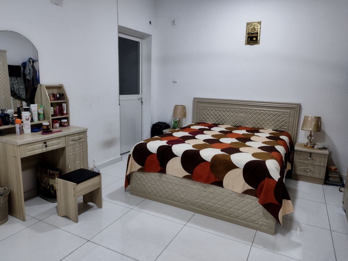 Chambre à coucher neuve avec lampes incluses