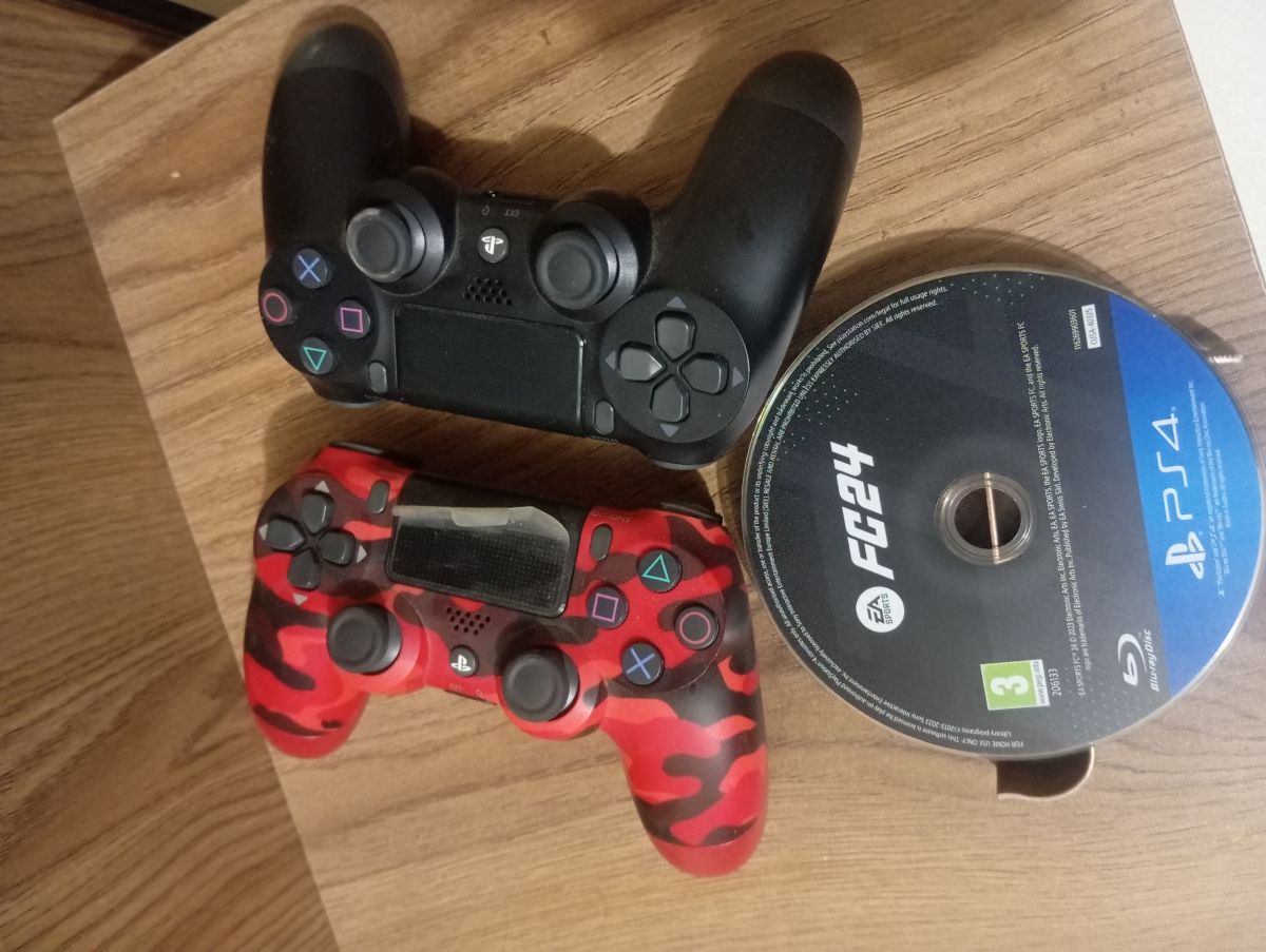 Lot de deux manettes PS4 neuves avec CD