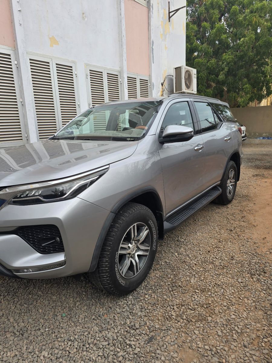 Toyota Fortuner 2021, automatique, diesel, faible kilométrage