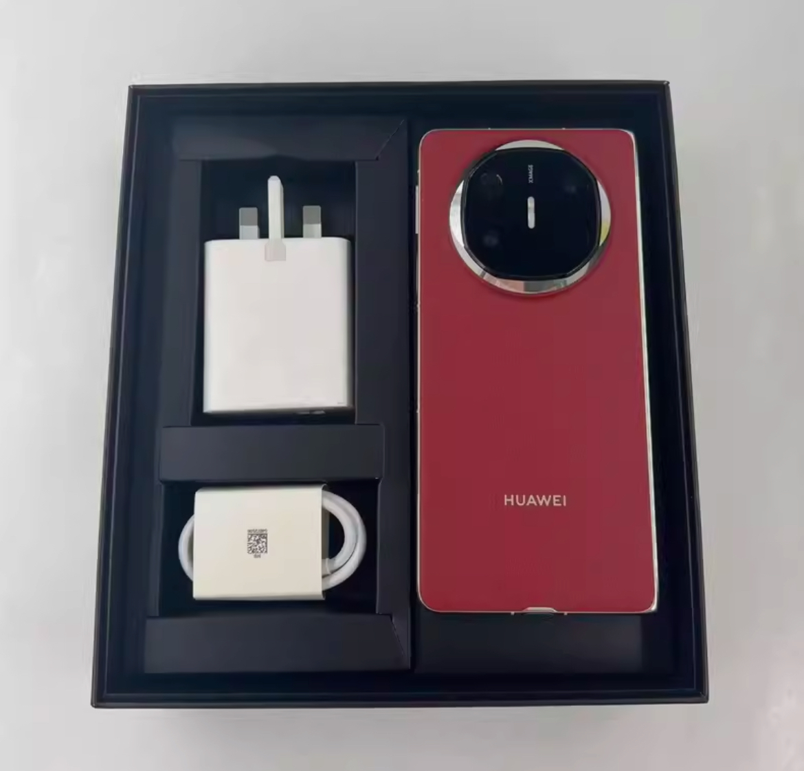 Huawei Mate 70 6.75" - 12GB RAM, 1TB Stockage, Kirin 9020, HarmonyOS, Débloqué Google, Comme Neuf