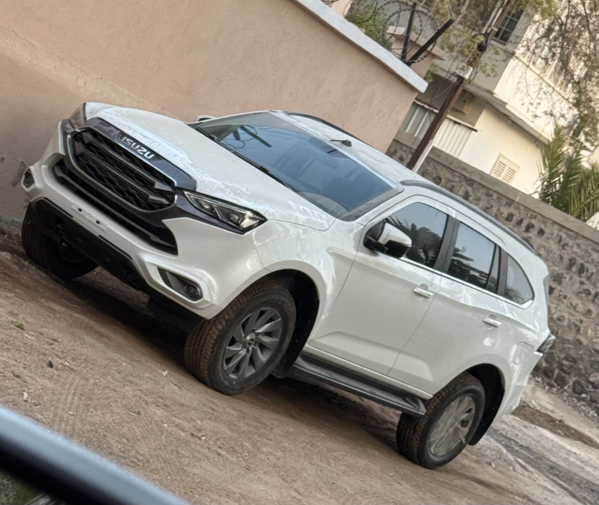 Isuzu Mu-X 2025, diesel 3.0, tout neuf (GCC Dubai)
