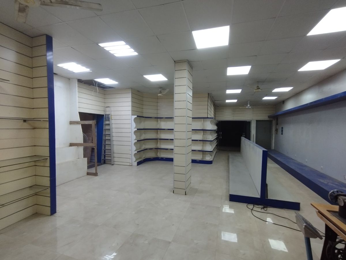 Local commercial avec chambre et toilette à PK12