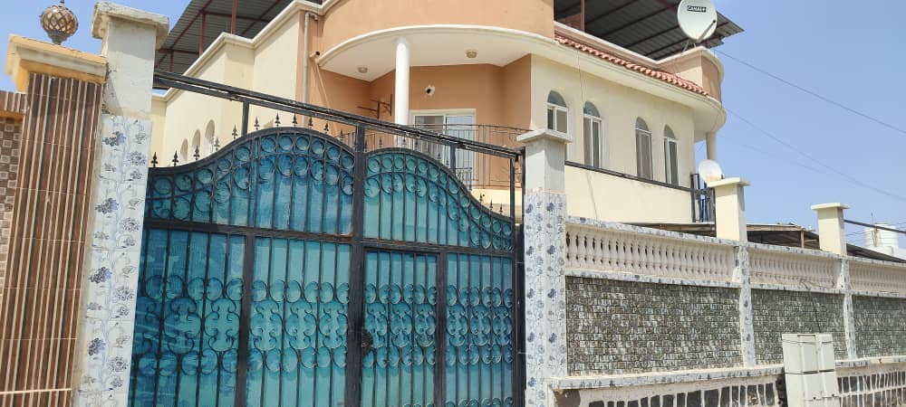 Maison F5 avec terrasse, balcon et parking à Haramous