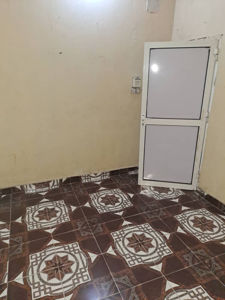 Maison F2 avec toilette à louer à PK 12