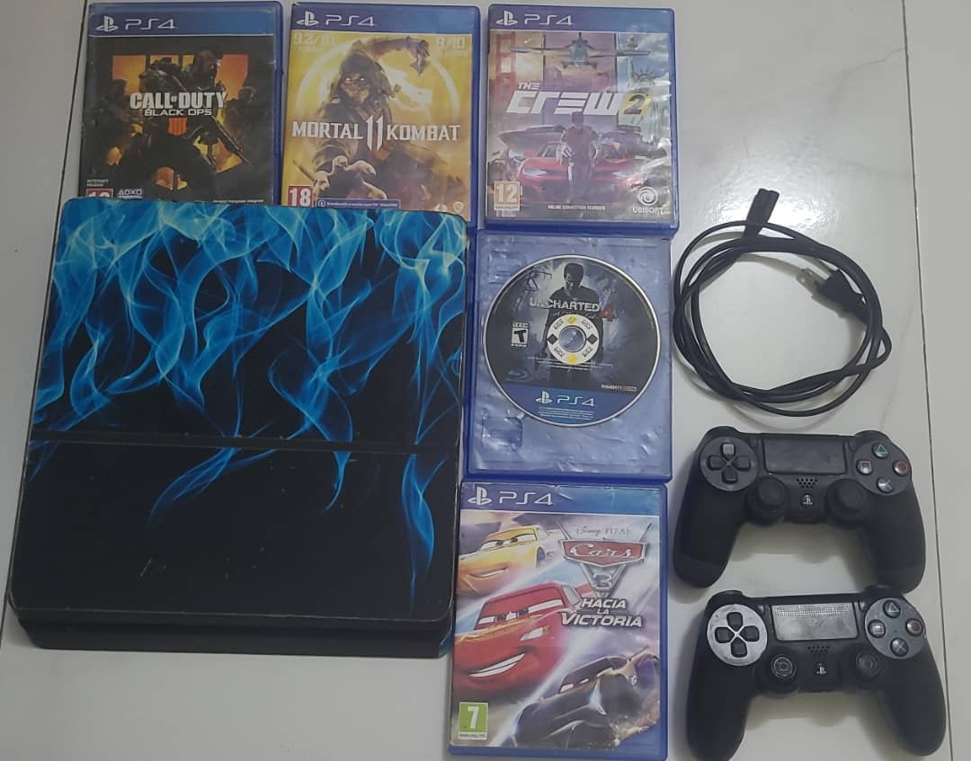 Playstation 4 avec 5 jeux