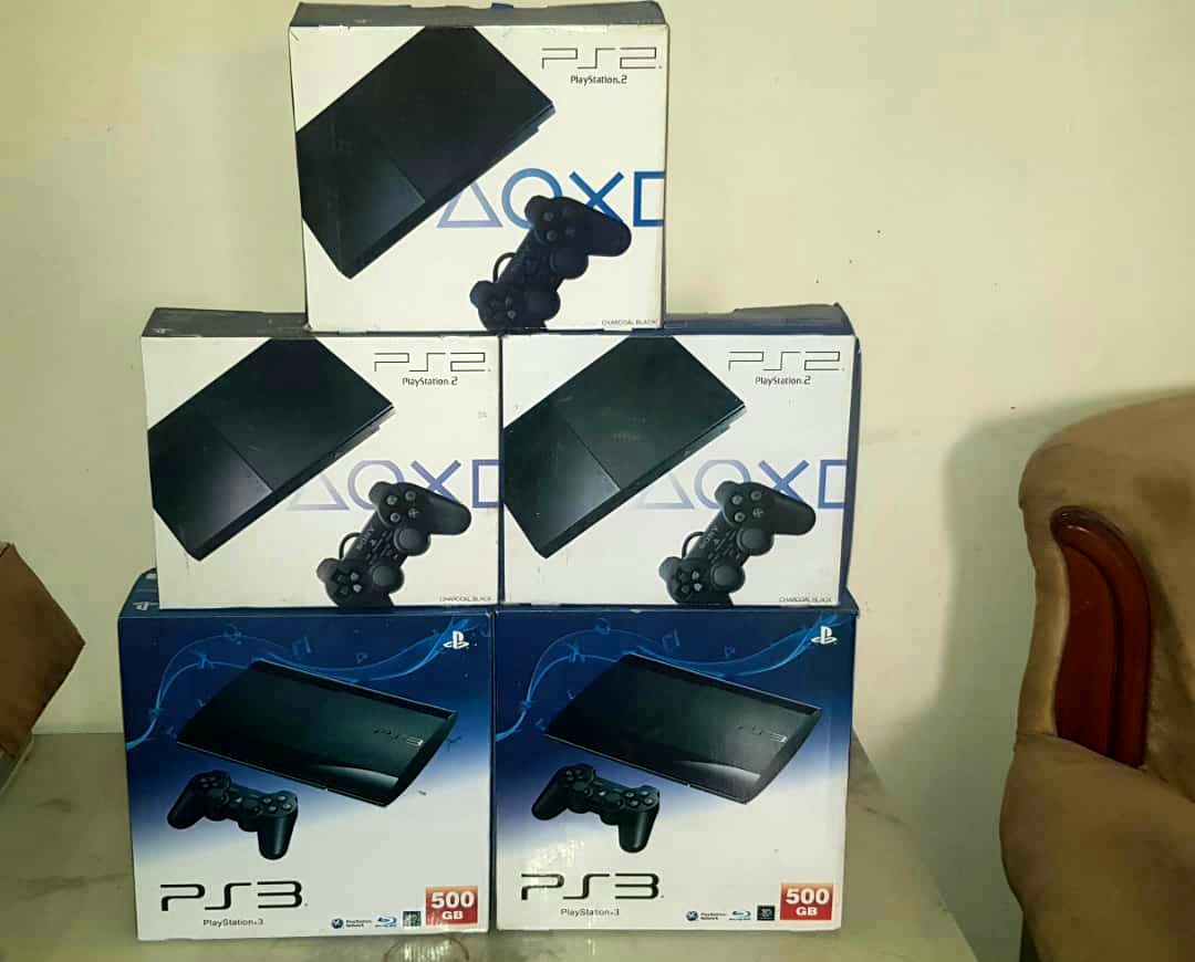 Playstation3 à vendre nouveau avec 17 jeux. Playstation 2 avec 21 jeux avec tout accessoires et Et aussi Installation tout les jeux pour Playstation 4. 3 & 2