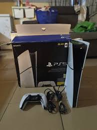 PlayStation 5 avec manette et jeu FC 24 en excellent état
