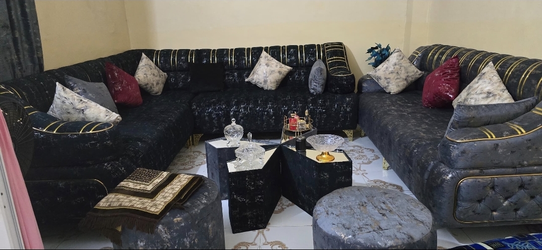 Salon saoudien 14 places + rideaux + table basse, état neuf