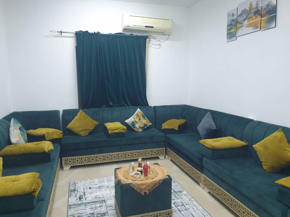 Salons en bois presque neufs, négociables