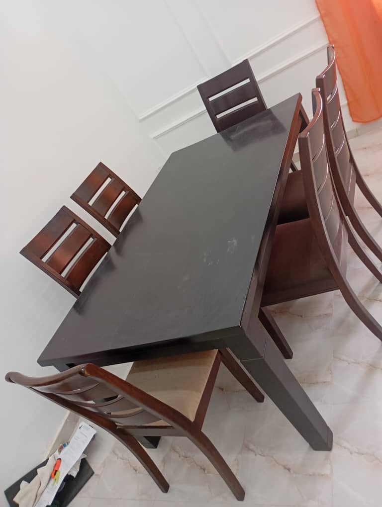 Table à manger et 6 chaises - Bon état