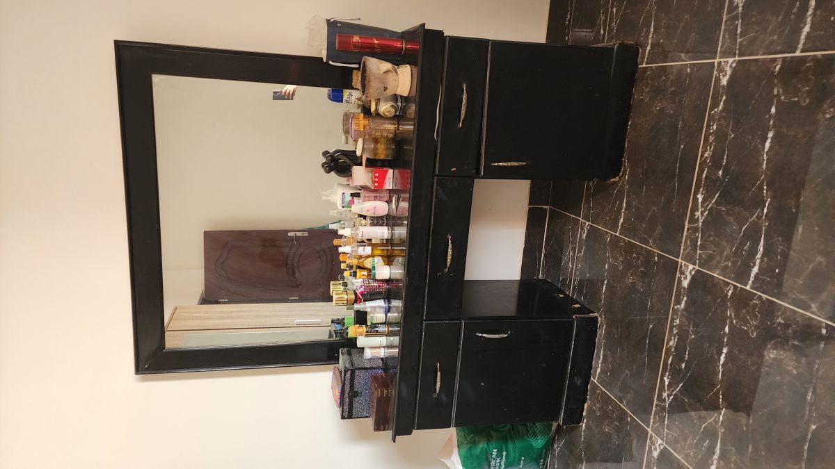 Table de coiffure élégante, en bon état