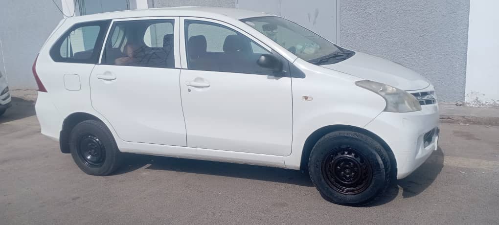 Toyota Avanza 7 places, essence, bon état et climatisée