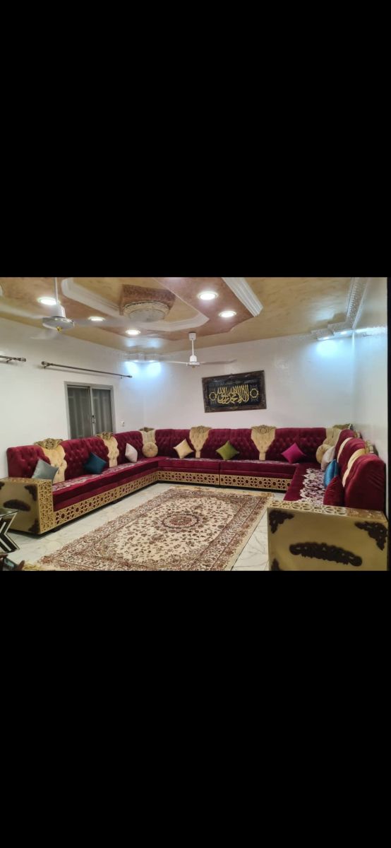 Salon marocain neuf avec rideau et tapis