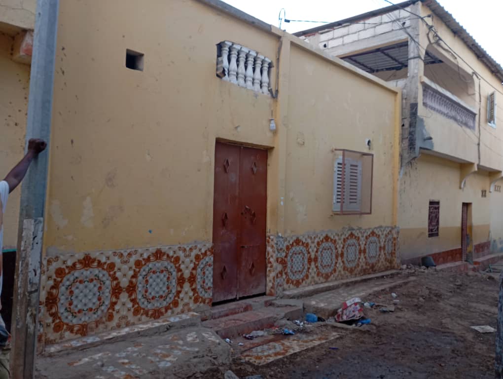 Maison simple 3 chambres à Barwaqo 1 - Secteur 2 Poteaux
