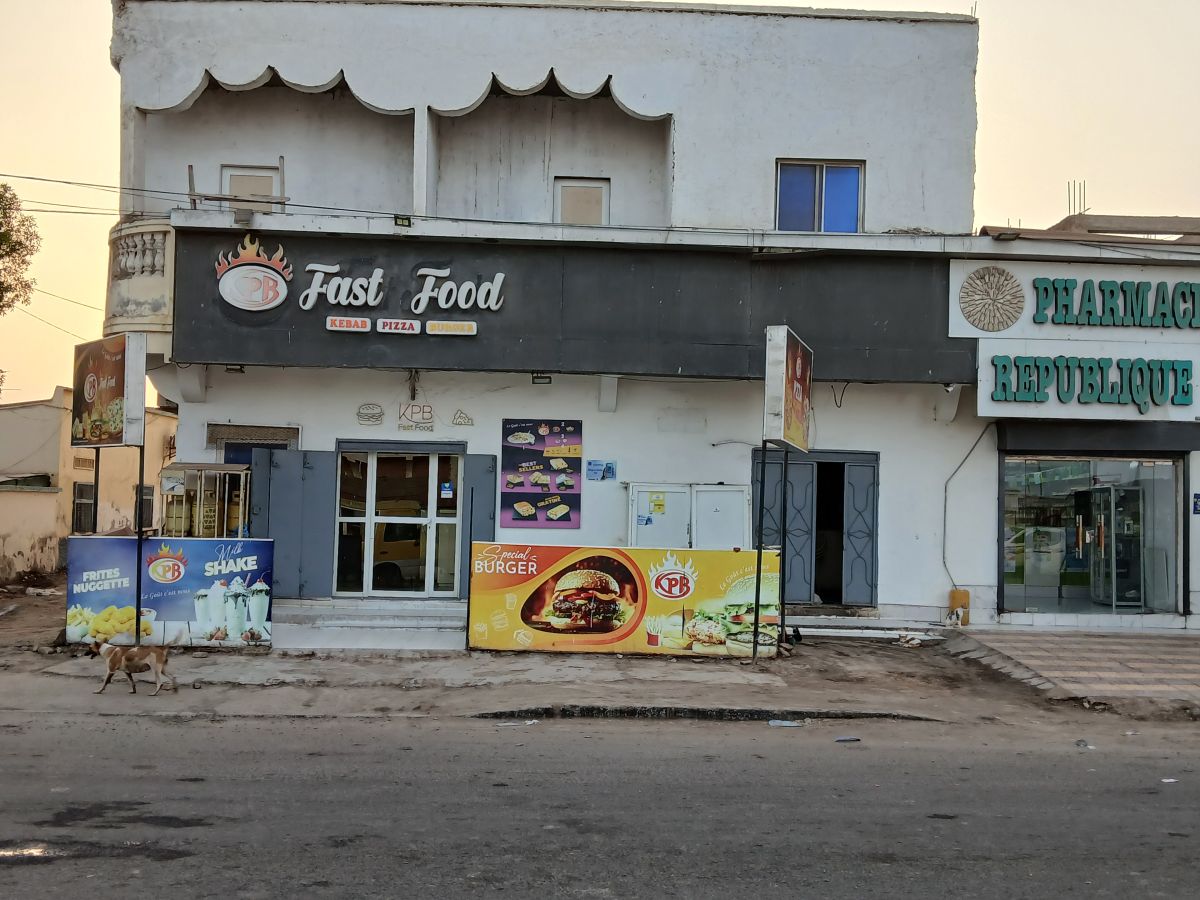 Immeuble commercial + 2 logements au Boul de Gaulle (Prix négociable)