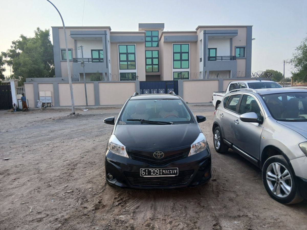 Toyota Vitz 1.0, climatisation, moteur économique, écran Android