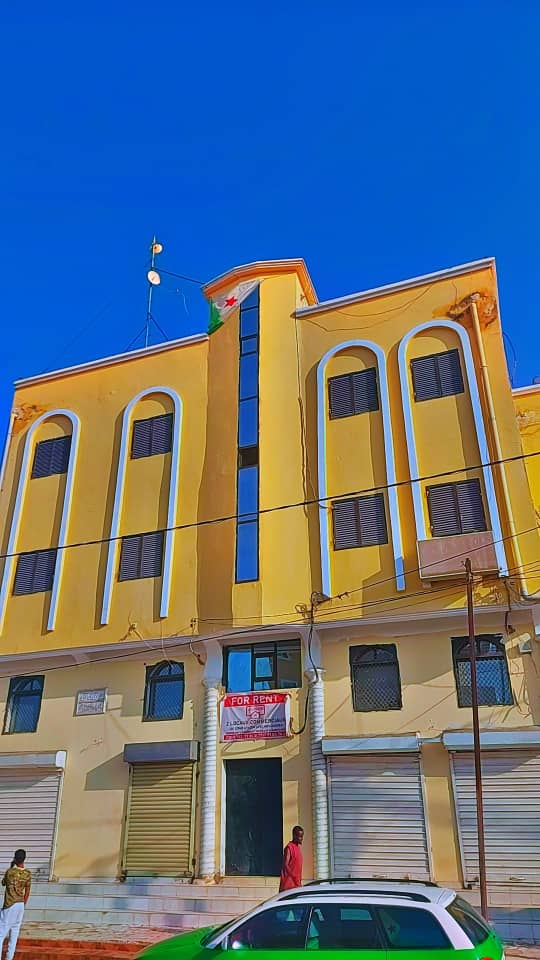 Locaux Commerciaux avec Mezzanine et Bureau, Avenue 13, Quartier 3