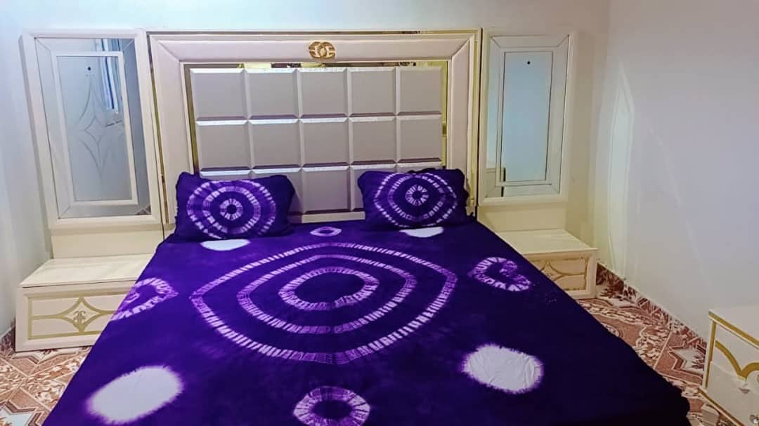 Chambre à coucher moderne et spacieuse, presque neuf