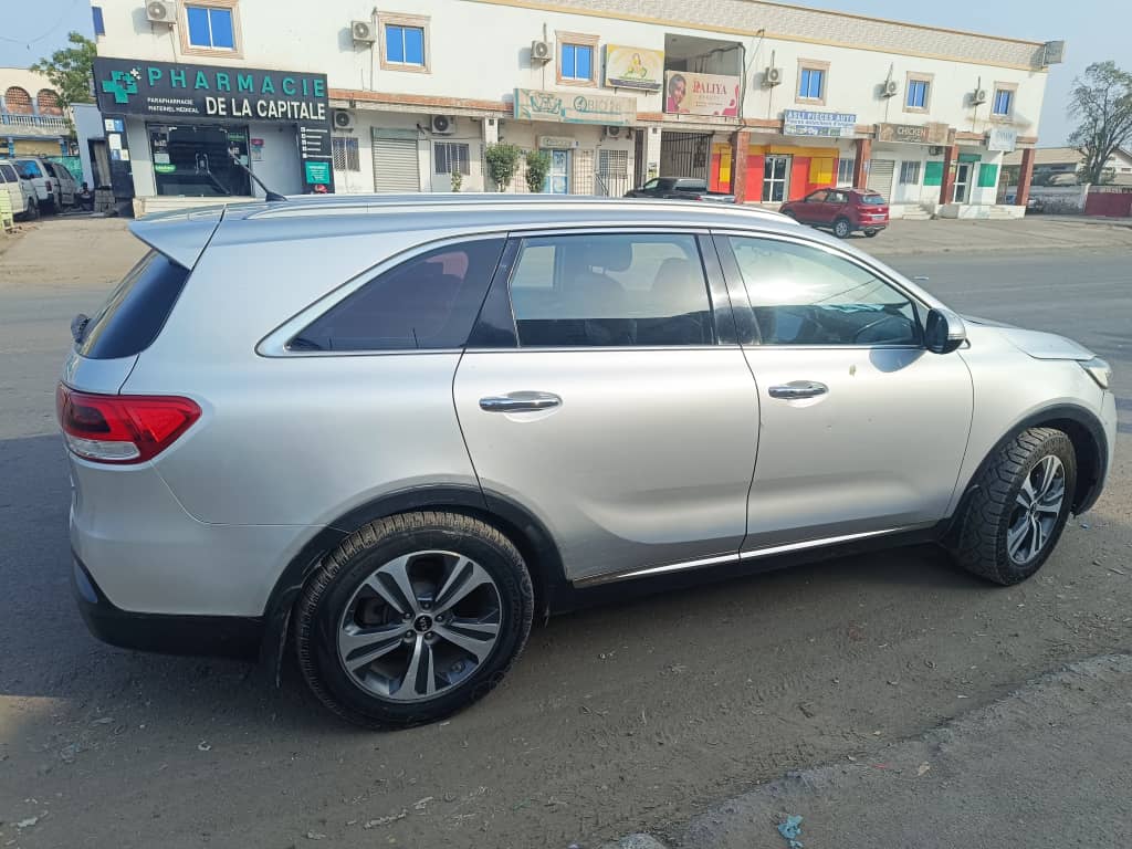 KIA Sorento 4x4, 7 places, économique, climatisée