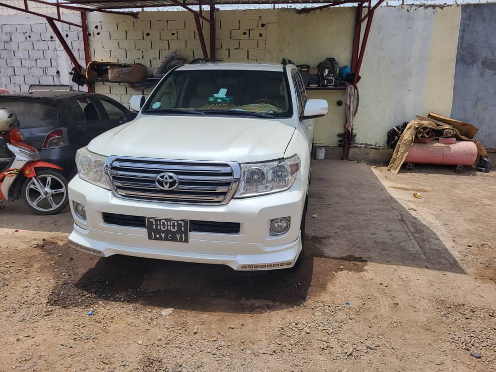 Toyota Land Cruiser 2016, diesel, boîte automatique, excellent état