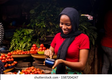 Vendeuse de kamir et peignets recherchée à Balbala
