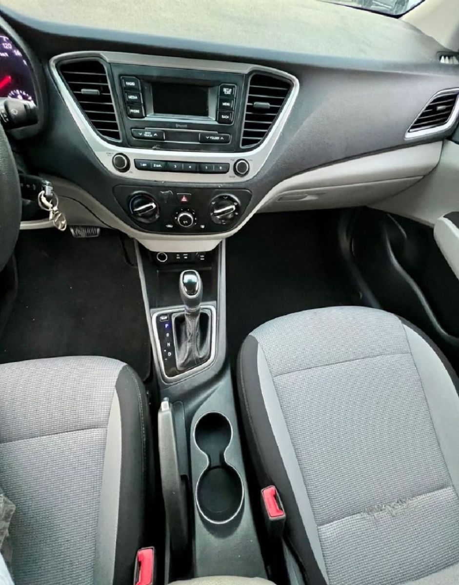 Hyundai Accent 2020, automatique, essence, 15 000 km, blanc, commande Dubai-Djibouti