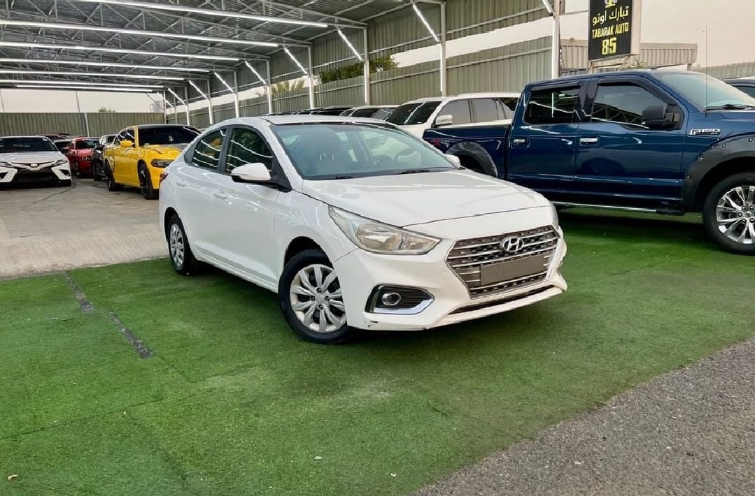 Hyundai Accent 2020, automatique, essence, 15 000 km, blanc, commande Dubai-Djibouti