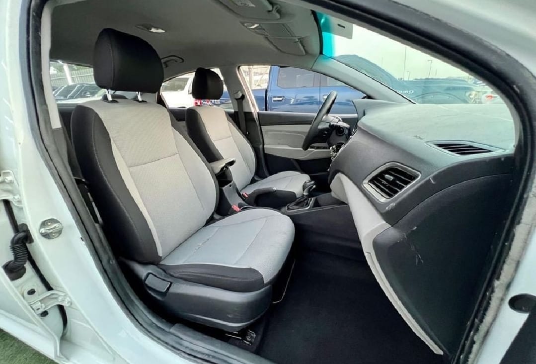 Hyundai Accent 2020, automatique, essence, 15 000 km, blanc, commande Dubai-Djibouti