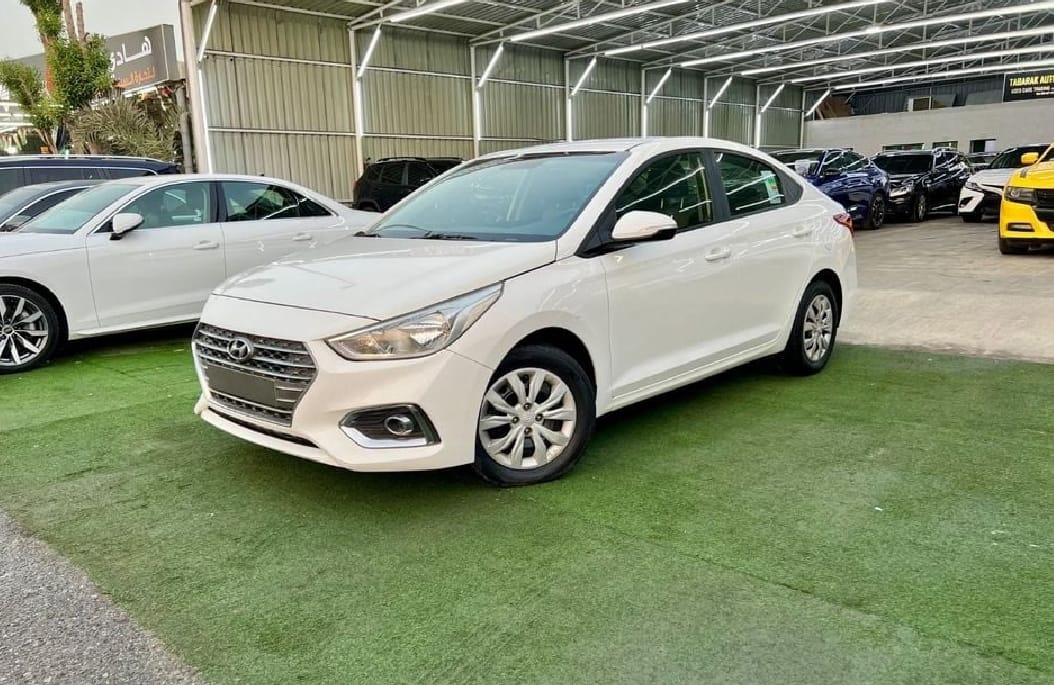 Hyundai Accent 2020, automatique, essence, 15 000 km, blanc, commande Dubai-Djibouti