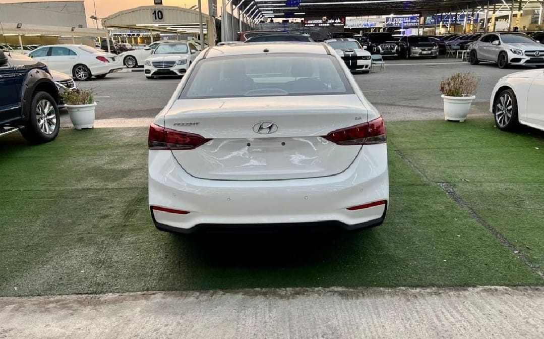 Hyundai Accent 2020, automatique, essence, 15 000 km, blanc, commande Dubai-Djibouti