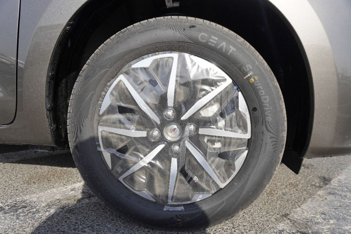 Suzuki Dzire 2025, automatique, essence, silver, excellent état