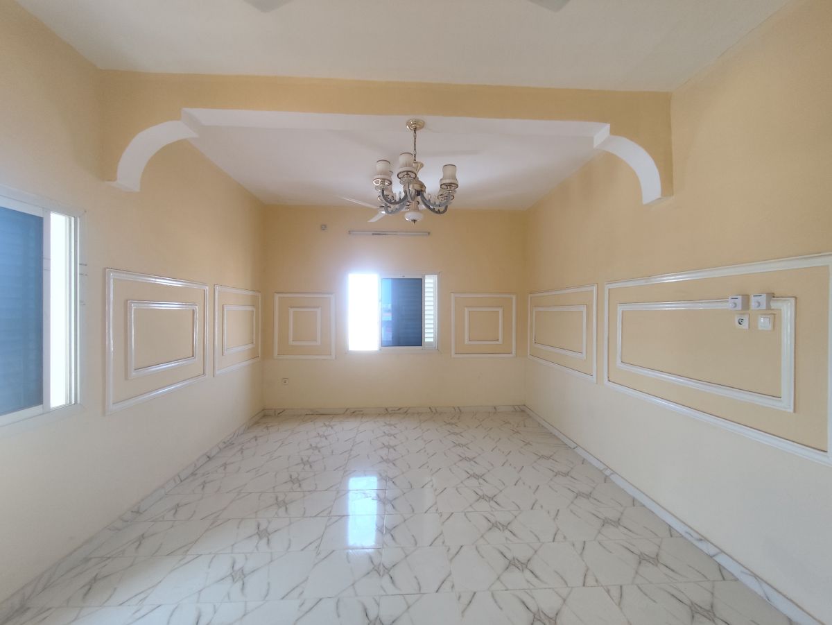 Maison F4 luxueuse en location à Layableh, proche du marché et de la mosquée