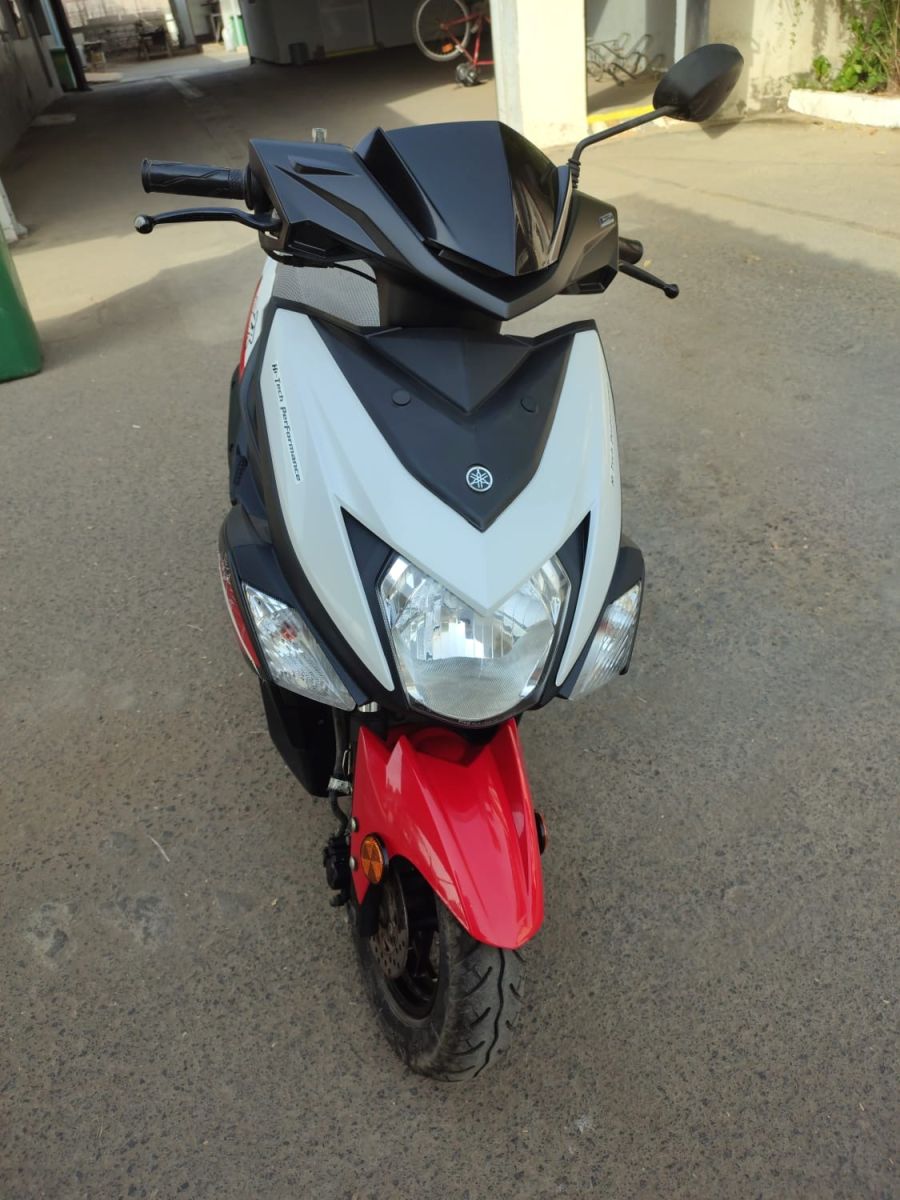 Scooter Suzuki 2015, très bien entretenu avec bonus