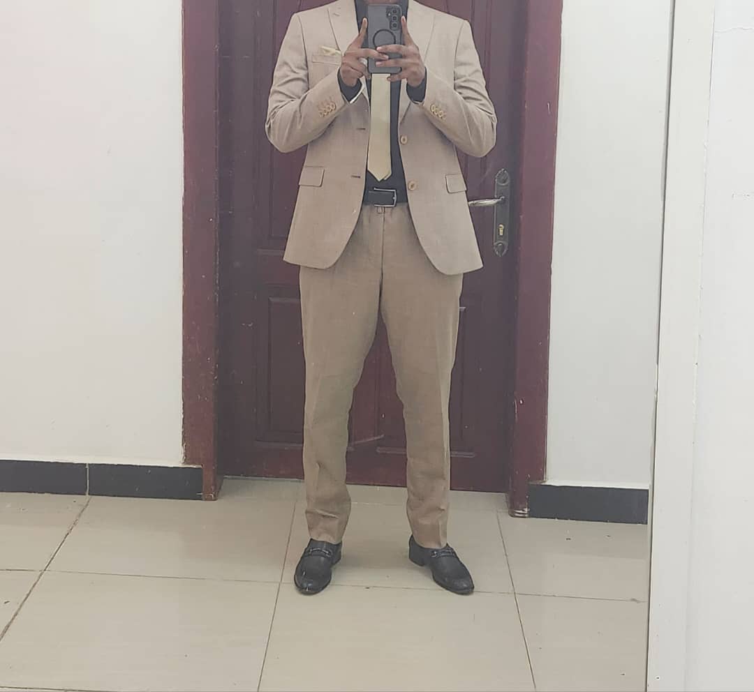 Costume beige élégant avec cravate et chaussures assorties