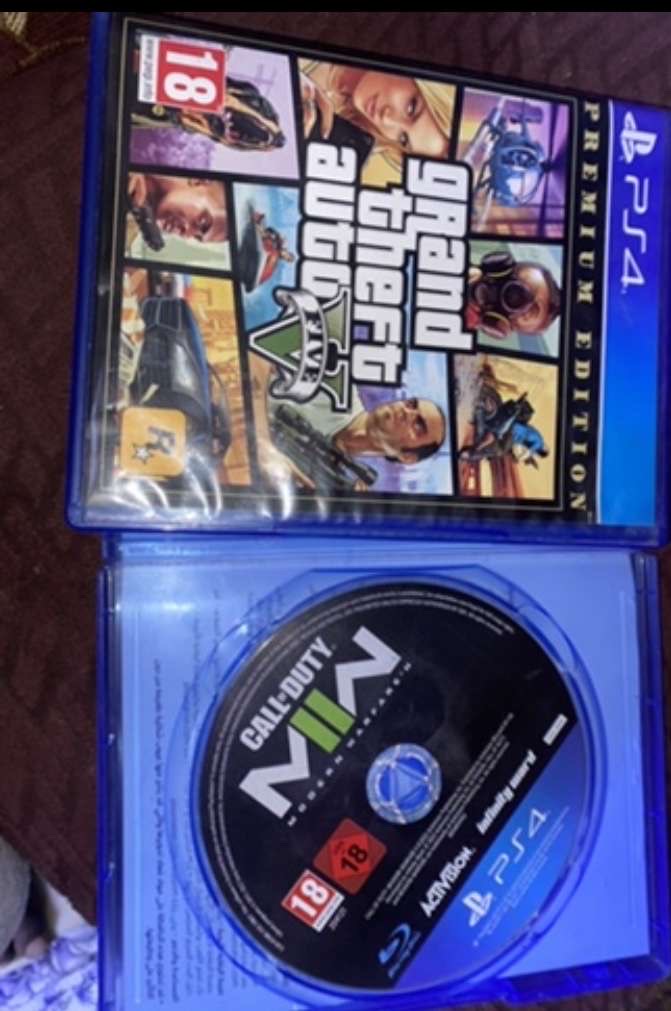 Lot de 2 jeux PS4 - GTA 5 et Call of Duty, excellent état