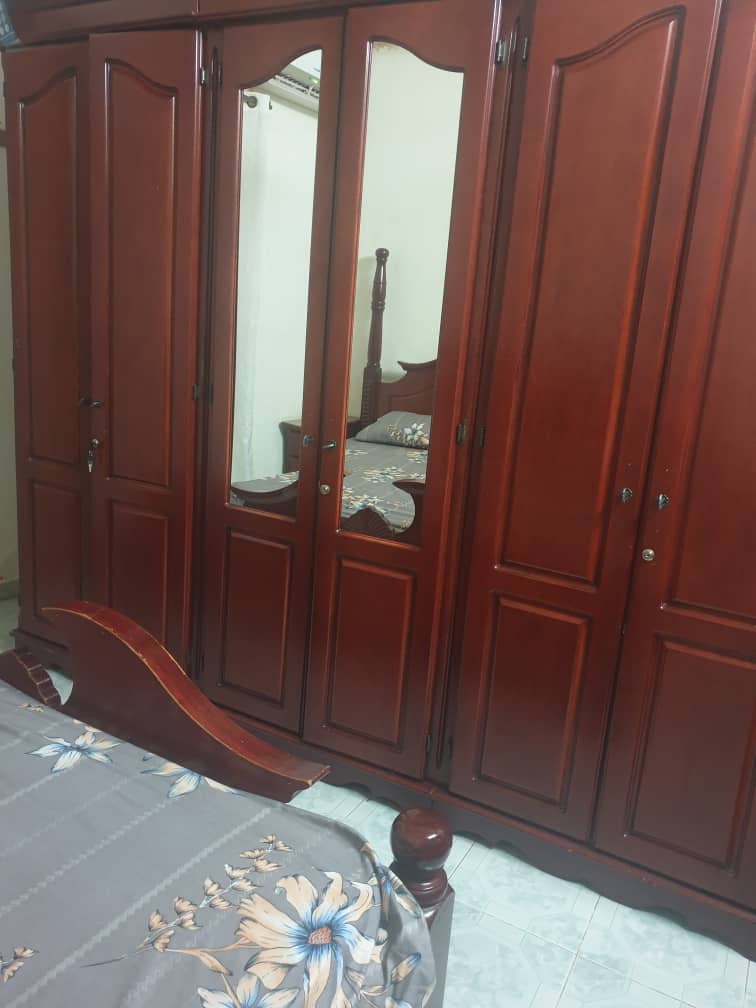 Chambre à coucher en bois en bon état à vendre