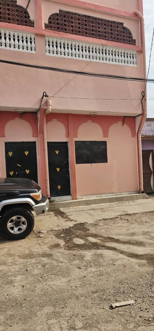 Chambre commerciale à louer, neuve et bien située