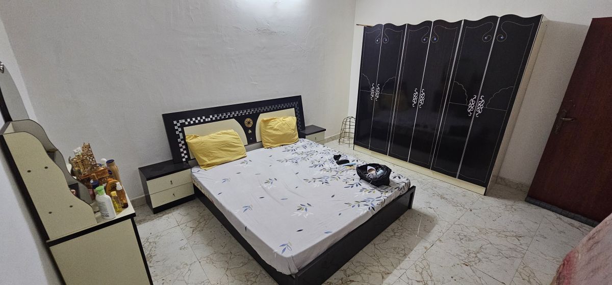 Chambre à coucher complète avec lit et grande armoire