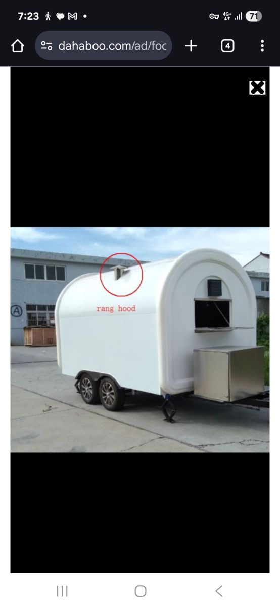 Food Truck Équipé de 2 Panneaux Solaire et Stationné en Centre Ville