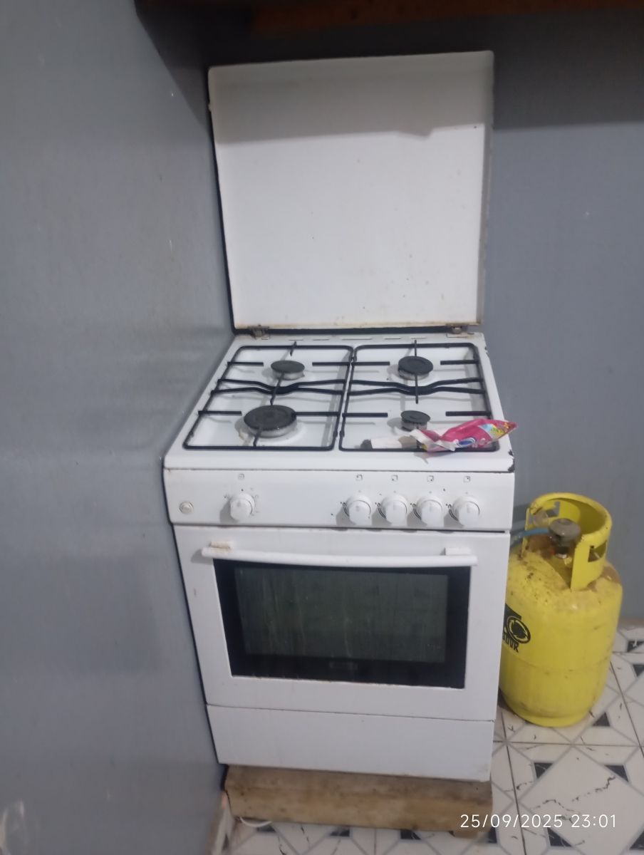 Gazinière IGNIS à vendre - Four et 4 feux en bon état