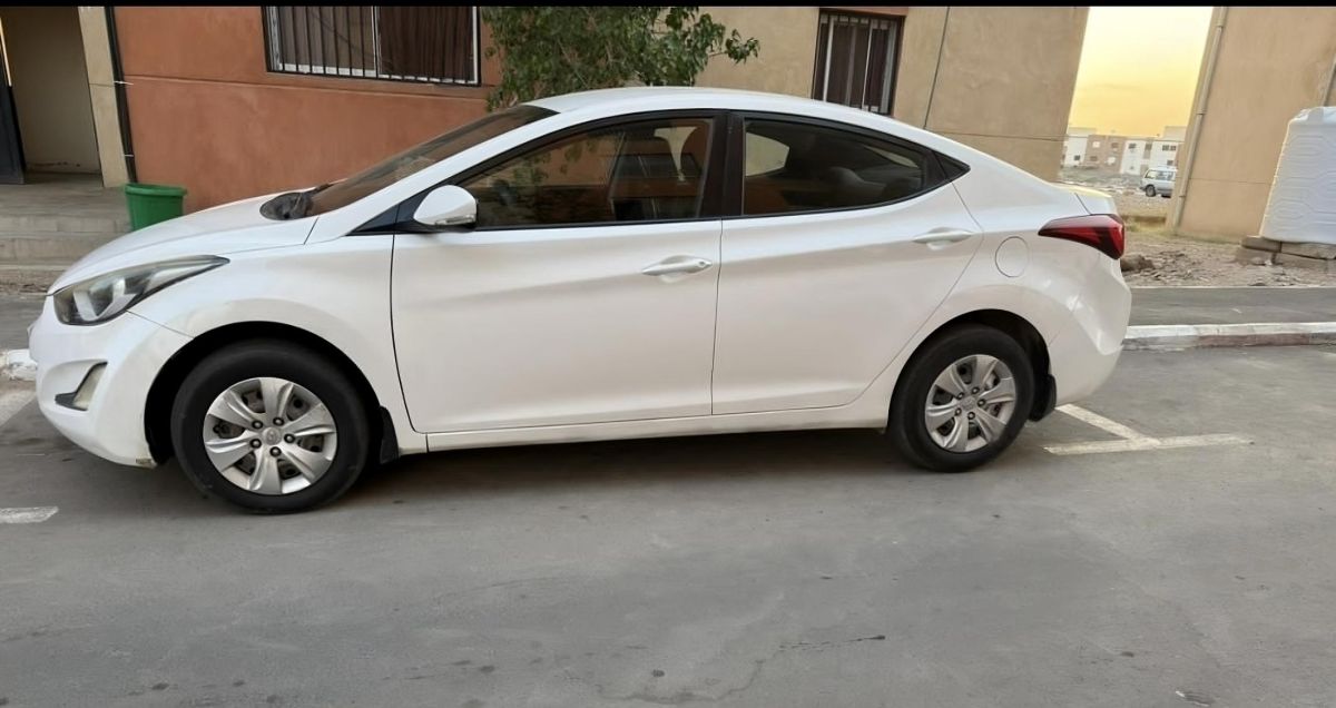 Hyundai Elantra 2015, automatique, essence, excellent entretien