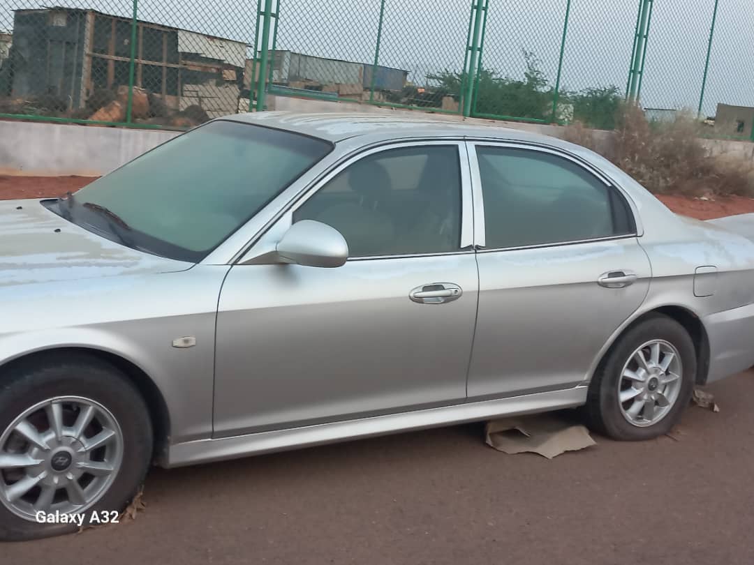 Hyundai Sonata Gris Métal, Berline Spacieuse et Confortable