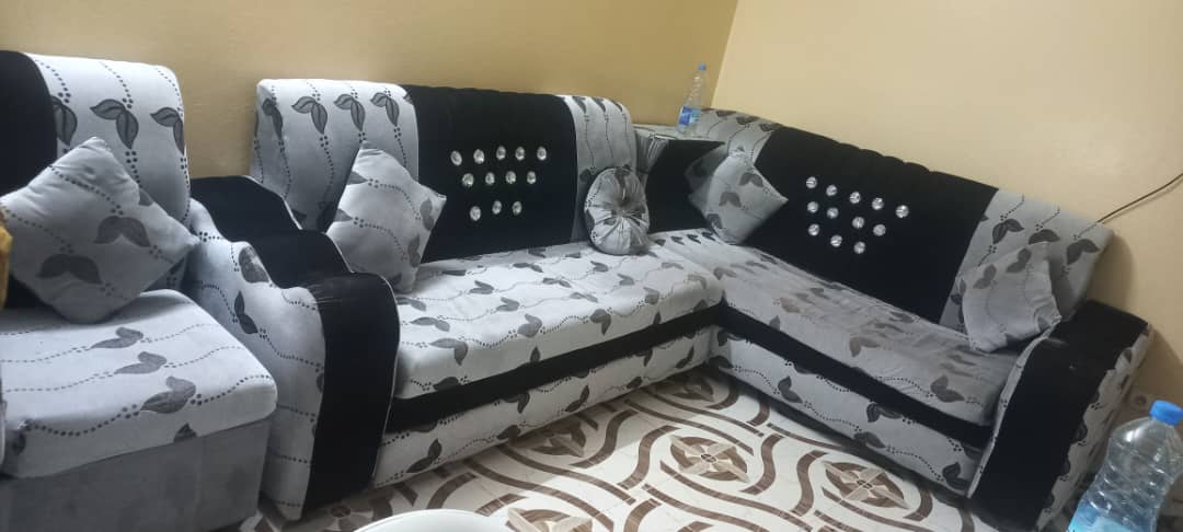 Beau salon avec canapé, fauteuil et buffet en excellent état