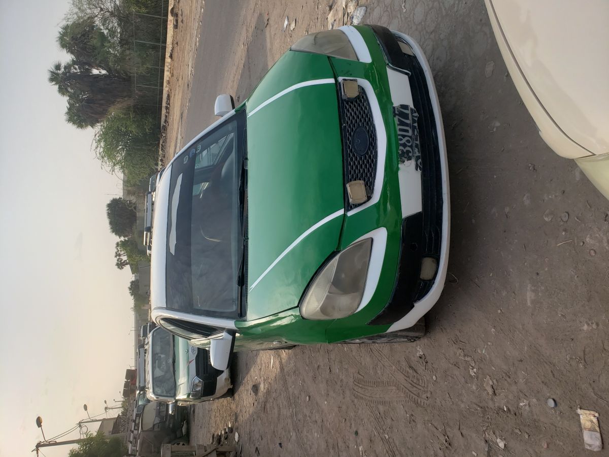 Kia Pride, boîte automatique, très bon état, prix négociable.