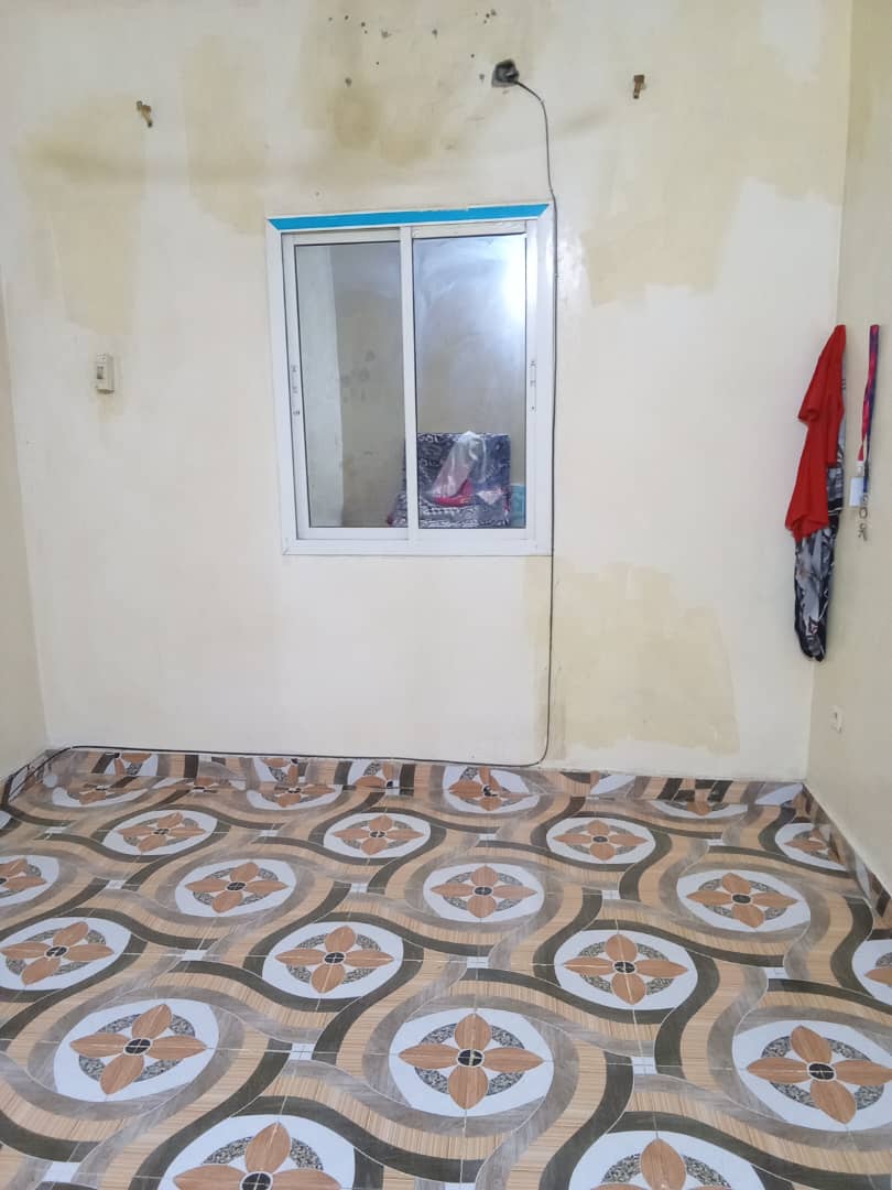 Chambre à louer avec eau et électricité, quartier 5