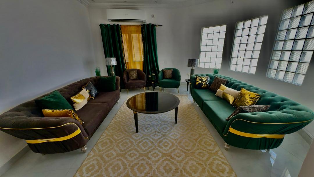 Salon moderne 2 canapés, 2 fauteuils, table basse, tapis inclus