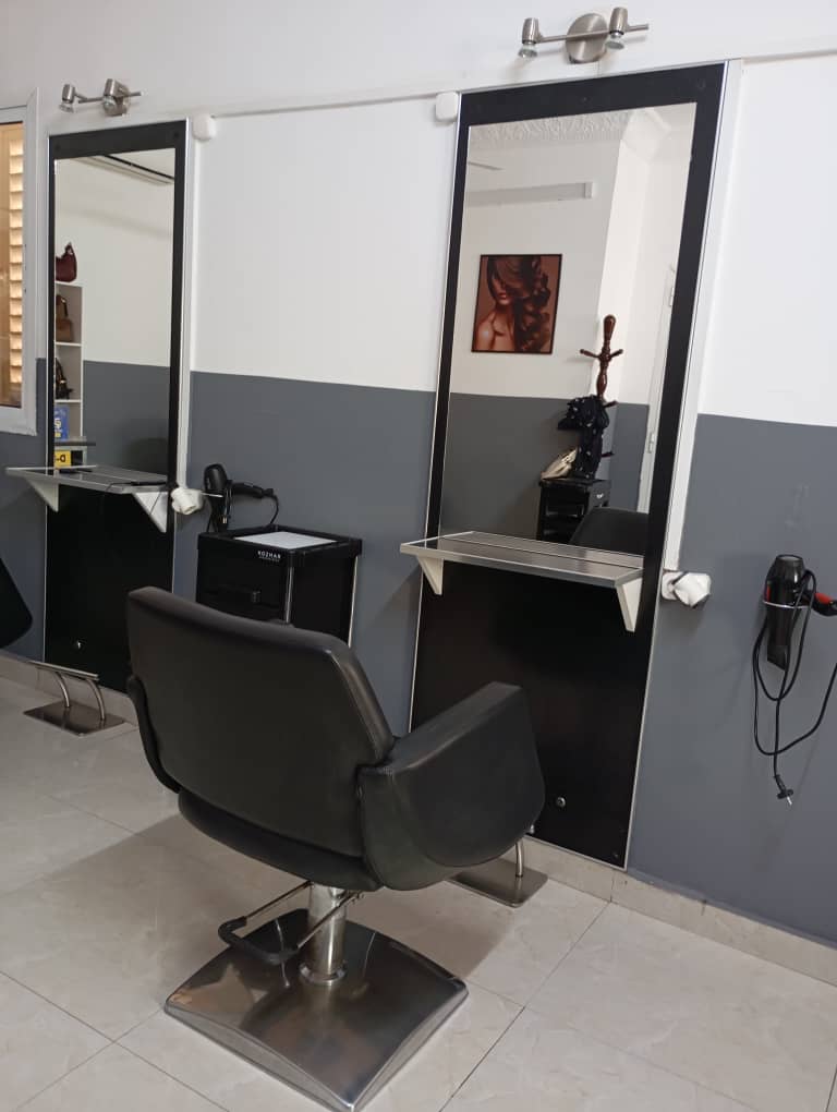 Matériel de coiffure en excellent état avec miroirs et fauteuils