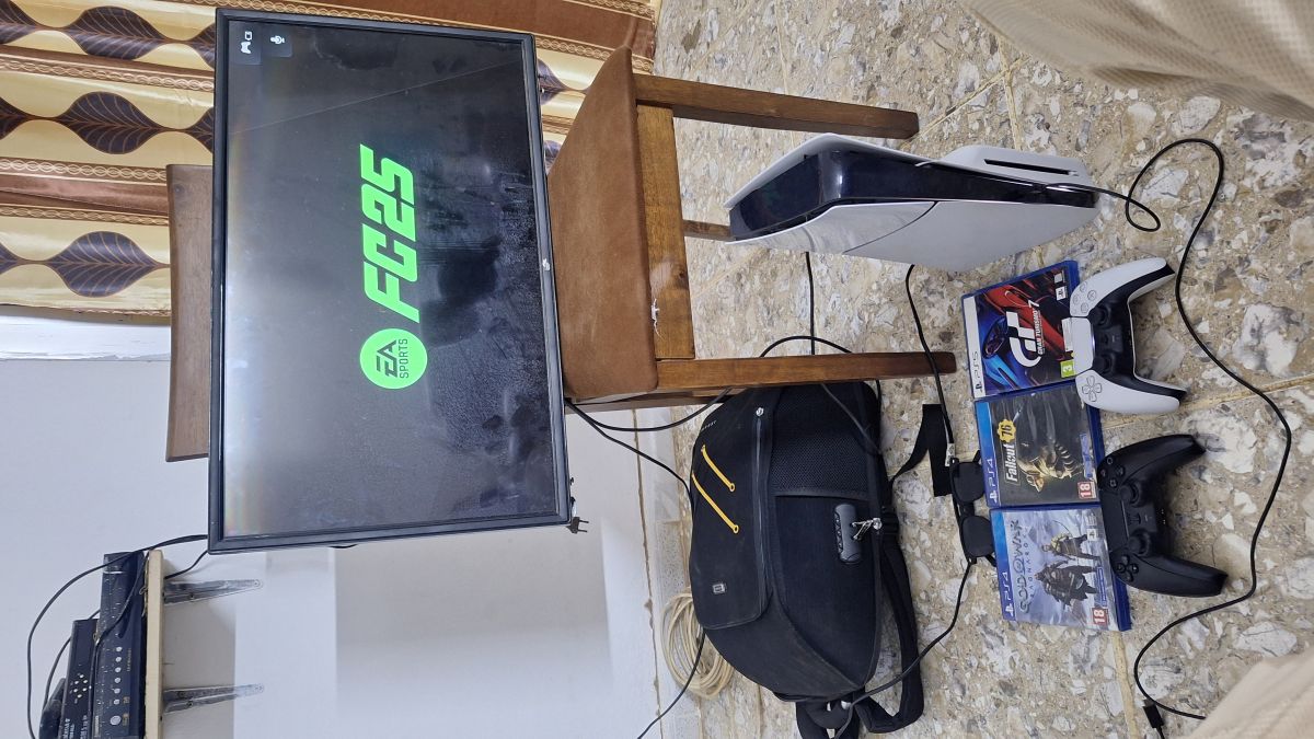 PS5 comme neuf avec 4 CD et sac à dos inclus