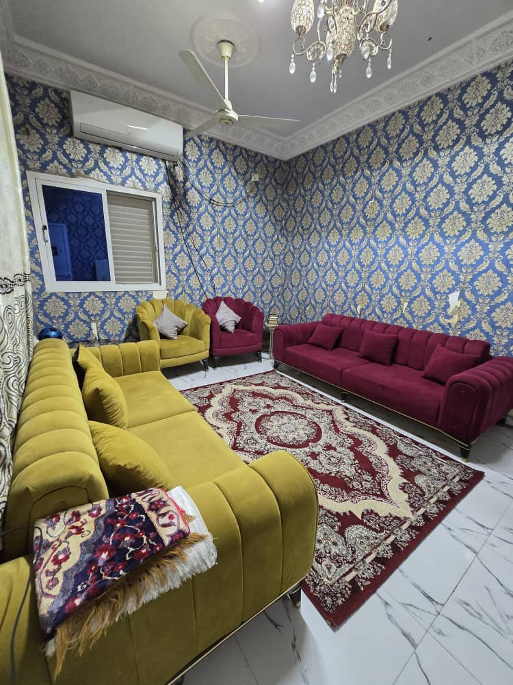 Salon moderne avec canapés, fauteuils, tapis et tables basses